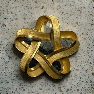 Vintage Trifari © Gold Tone Ribbon Knot Brooch‎ Textured Modernist Star Pin